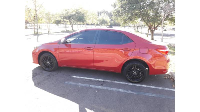 TOYOTA - COROLLA - 2016/2017 - Vermelha - Sob Consulta
